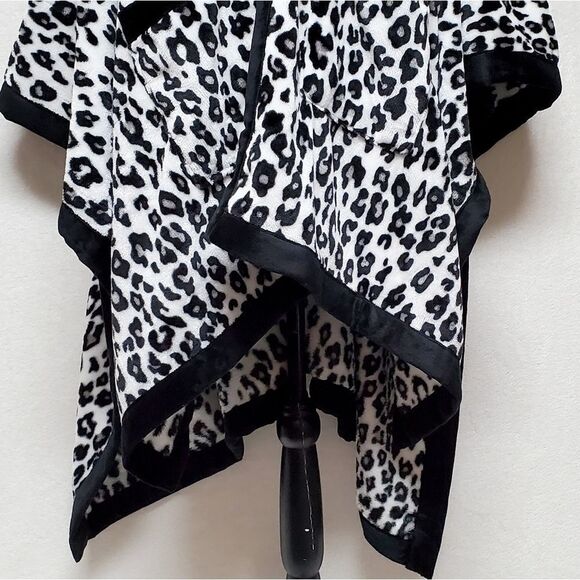 BLACK White Leopard Print Faux Fur Crystal Embellished Button Cape Poncho OSFA - Picture 5 of 12